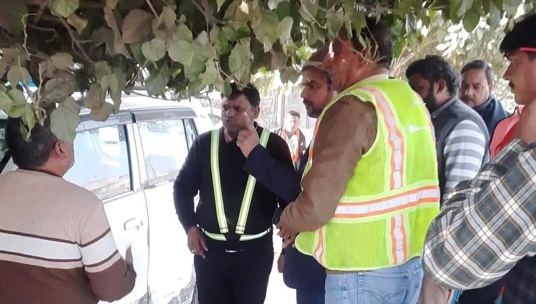 सादाबाद : हाईवे पर जेसीबी के साथ अतिक्रमण करने वालों को प्रशासन की सख्त हिदायत