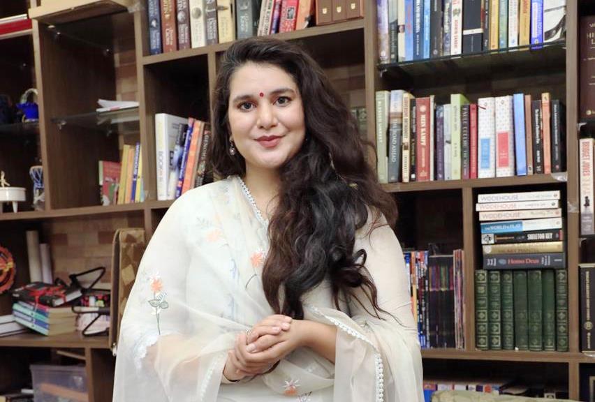 सड़क के कुत्तों पर अंतरिम आदेश के खिलाफ सुप्रीम कोर्ट में पैरवी, अधिवक्ता पौलोमी पाविनी शुक्ला ने उठाया अनाथ बच्चों का सवाल