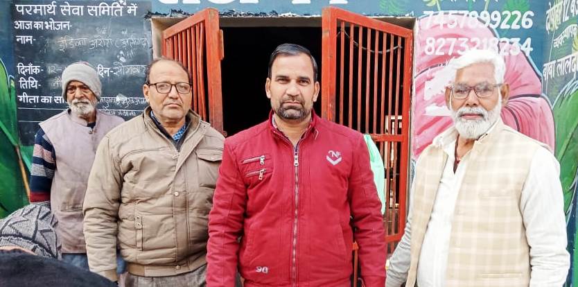 हाथरस में नगर संकीर्तन के दौरान परमार्थ सेवा समिति ने चाय वितरित की