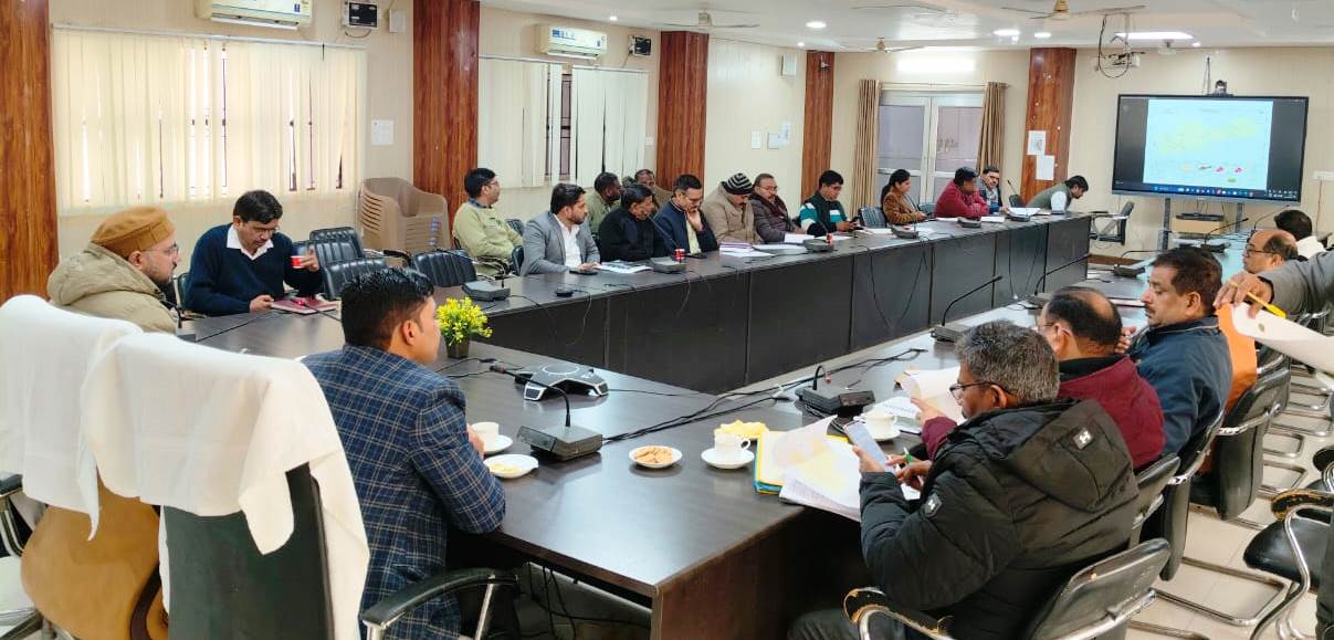 हाथरस में जल संकट से निपटने की तैयारी, भूजल संरक्षण के लिए जनभागीदारी पर जोर, विकास भवन में हुई समीक्षा बैठक