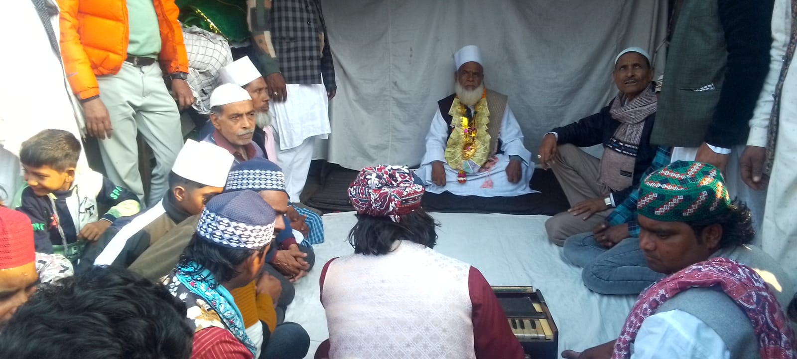 सासनी : सरकारी चादर पोशी की रस्म अदायगी के साथ हुआ उर्स का आगाज़