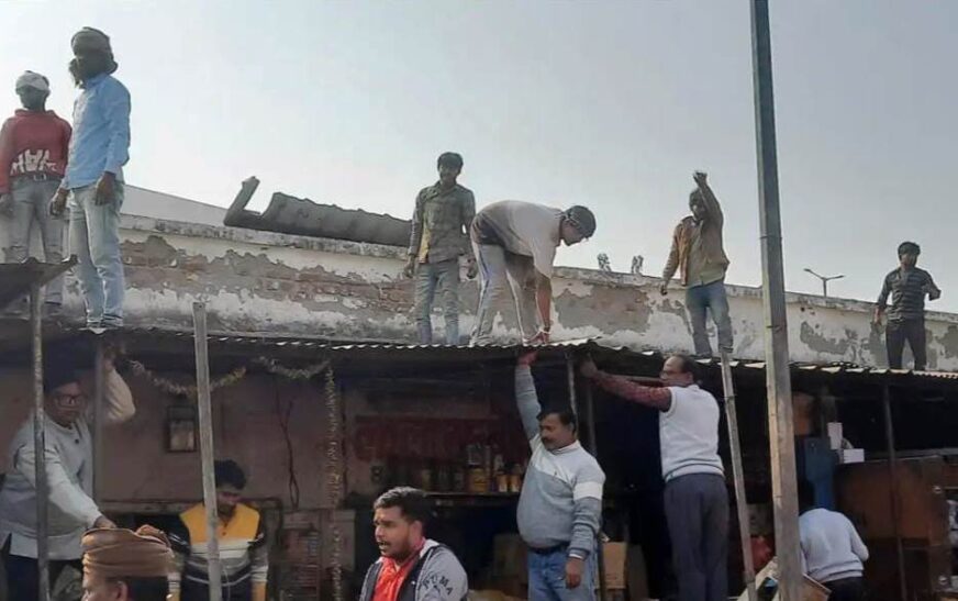 सादाबाद : जेसीबी से ध्वस्त किए चबूतरे और स्थाई ढांचे, अभियान के दौरान नगर पंचायत और राजमार्ग प्राधिकरण ने दिखाई सख्ती