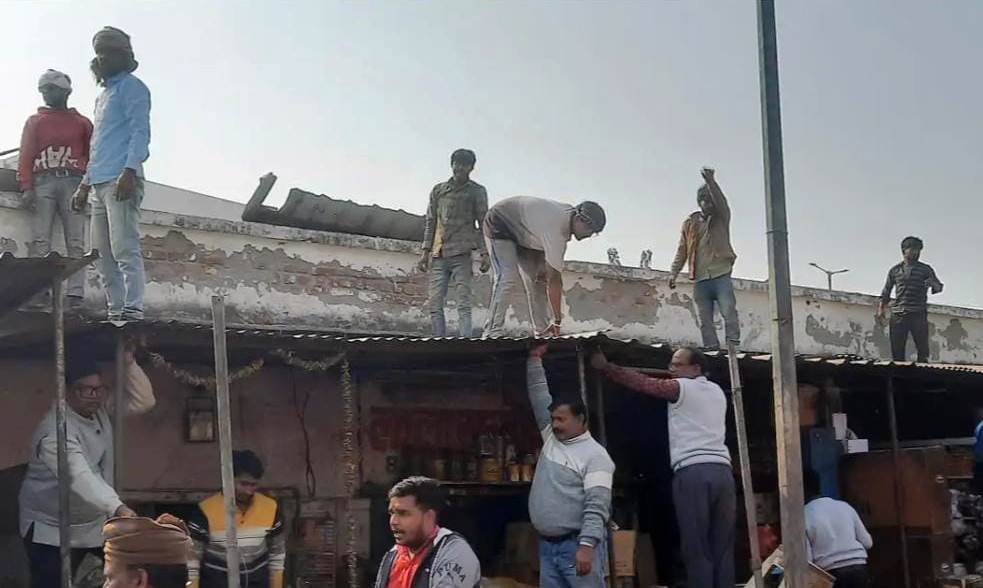 सादाबाद : जेसीबी से ध्वस्त किए चबूतरे और स्थाई ढांचे, अभियान के दौरान नगर पंचायत और राजमार्ग प्राधिकरण ने दिखाई सख्ती