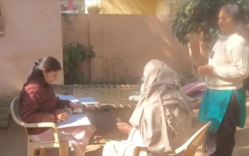 सादाबाद : आयुष्मान के लिए घर-घर जा रहे स्वास्थ्य विभाग के अधिकारी, गरीब तबके के लोगों को योजना का शत-प्रतिशत लाभ दिलाने पर जोर