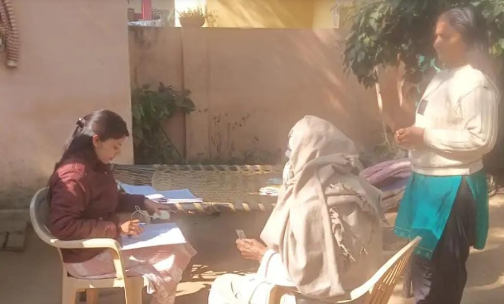 सादाबाद : आयुष्मान के लिए घर-घर जा रहे स्वास्थ्य विभाग के अधिकारी, गरीब तबके के लोगों को योजना का शत-प्रतिशत लाभ दिलाने पर जोर