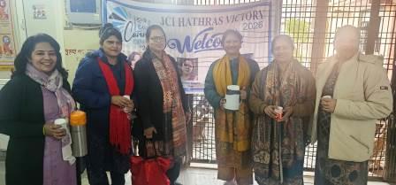 मकर संक्रांति पर जेसीआई हाथरस विक्ट्री ने जरूरतमंदों को चाय और बिस्कुट वितरित किये