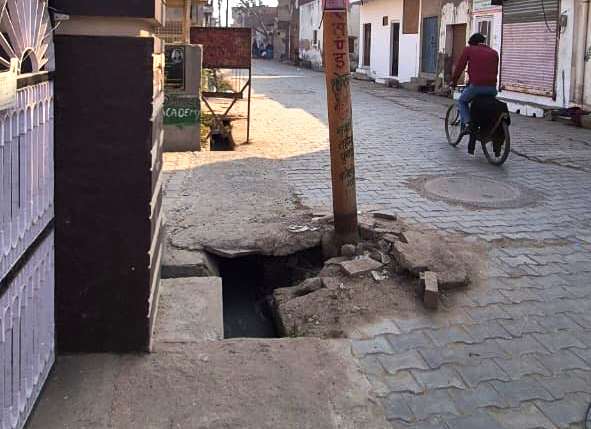 मुंशी गजाधर सिंह मार्ग पर झुका बिजली का खंभा, राहगीरों के लिए गंभीर खतरा, प्रशासन से तुरंत सुधार की मांग