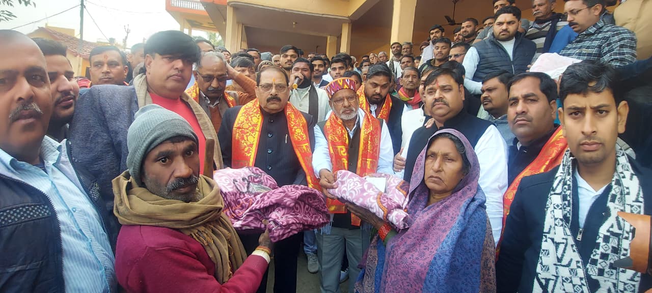 सिकंदराराऊ : गांव ततारपुर में कंबल वितरण कार्यक्रम में का हुआ आयोजन, विधायक ने श्री बजरंगबली द्वार का लोकार्पण किया