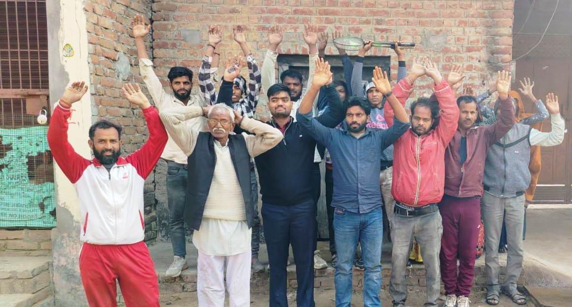 हसायन : सड़कों और गलियों में जलभराव व गंदगी को लेकर ग्रामीणों ने किया प्रदर्शन