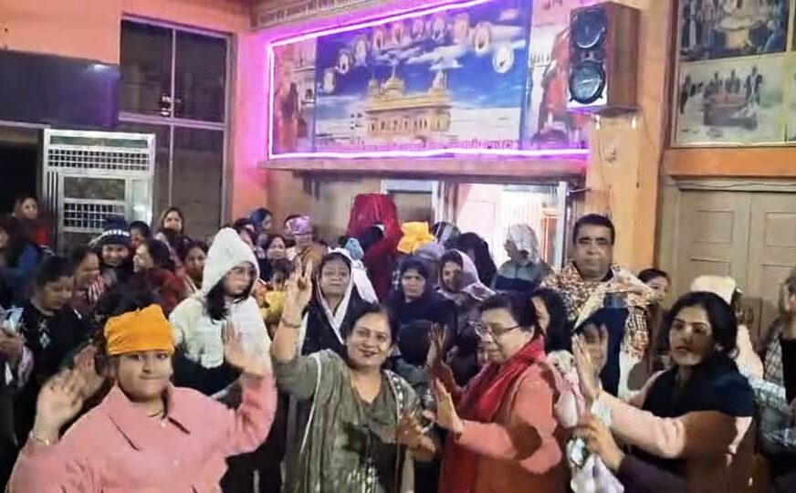 हाथरस के गुरुद्वारे व पंजाबी बस्तियों में धूमधाम से मनाई लोहड़ी, एक-दूसरे को दी बधाइयां