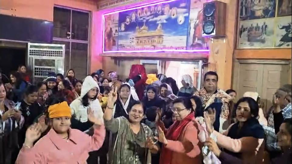 हाथरस के गुरुद्वारे व पंजाबी बस्तियों में धूमधाम से मनाई लोहड़ी, एक-दूसरे को दी बधाइयां