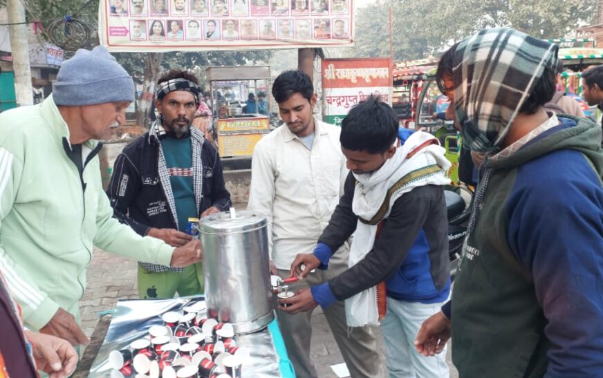 मकर संक्रांति पर ब्रज कला केंद्र ने जरूरतमंदों को गर्म चाय वितरित की