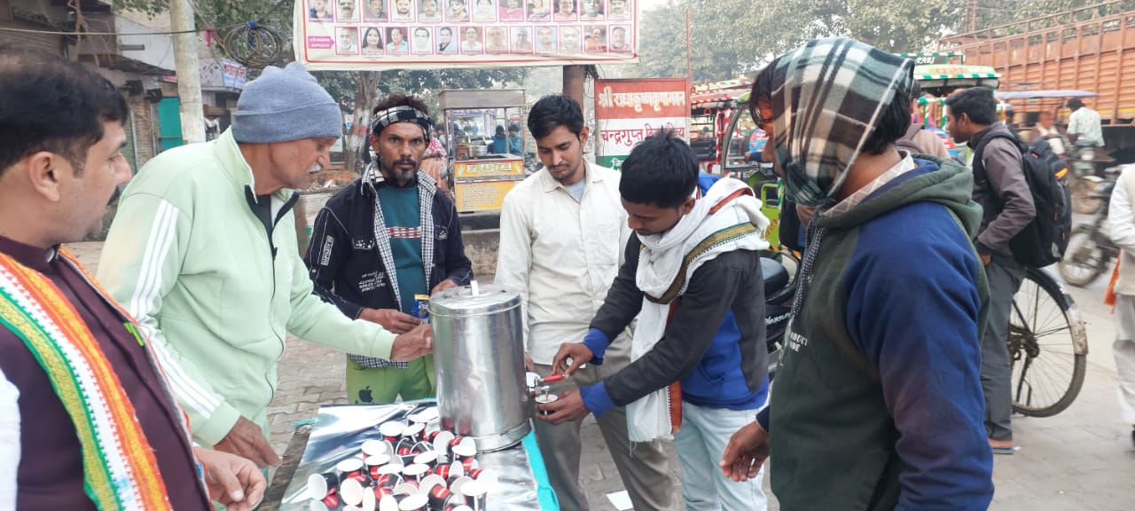 मकर संक्रांति पर ब्रज कला केंद्र ने जरूरतमंदों को गर्म चाय वितरित की