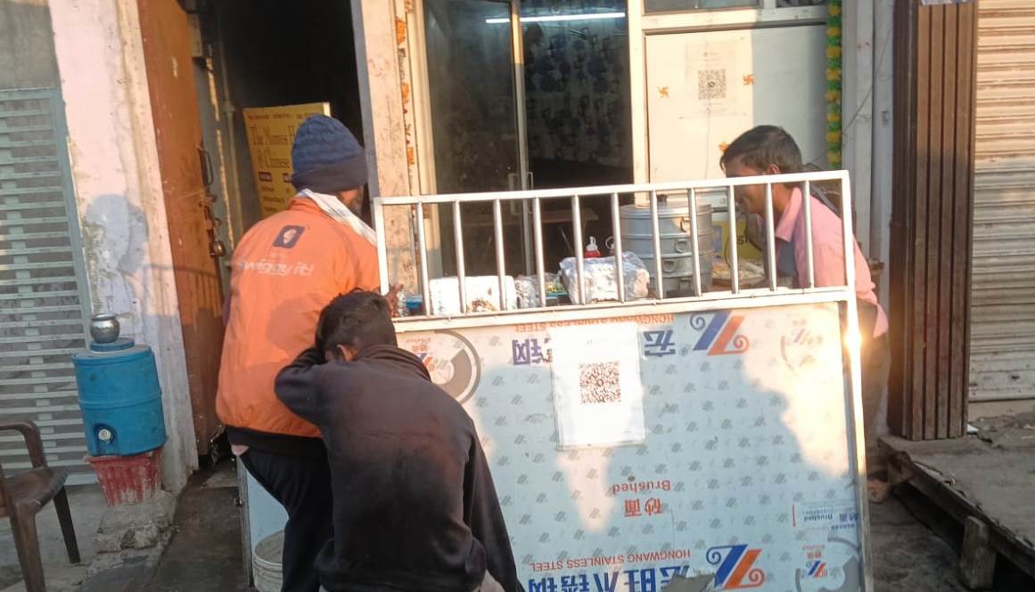 हाथरस में अलीगढ रोड पर फिर से चला अतिक्रमण हटाओ अभियान, जेसीबी से ढहे अवैध निर्माण, मौके पर मची रही अफरा-तफरी