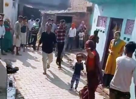 सादाबाद : मारपीट के बाद गांव छोड़ने का दबाव बना रहे आरोपी, मुकदमा दर्ज कर आरोपियों की गिरफ्तारी में जुटी पुलिस