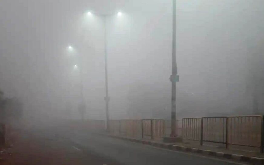 सादाबाद में कोहरे ने बढ़ाई ठिठुरन, जनजीवन प्रभावित, हाईवे पर धीमी हुई वाहनों की रफ्तार