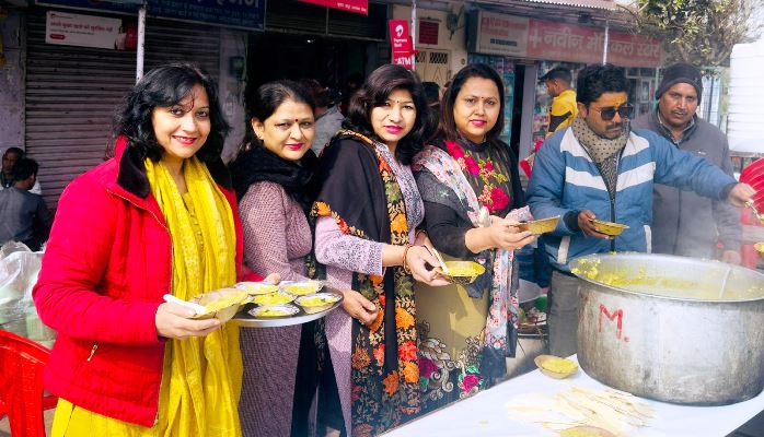 मकर संक्रांति पर इनरव्हील क्लब ऑफ हाथरस रॉयल ने किया गर्म कपड़े व भोजन का वितरण