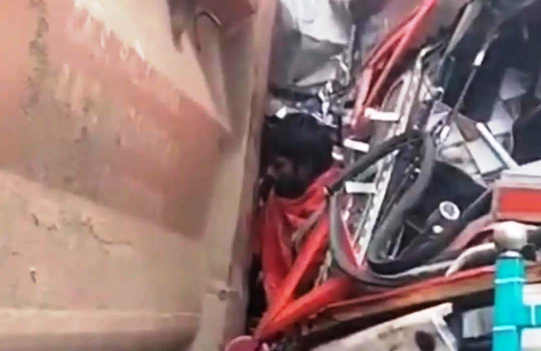 हाथरस में कोहरे के कारण ट्रक और डंपर में भिड़ंत, 45 मिनट तक केबिन में फंसा रहा ट्रक चालक, दो घायल