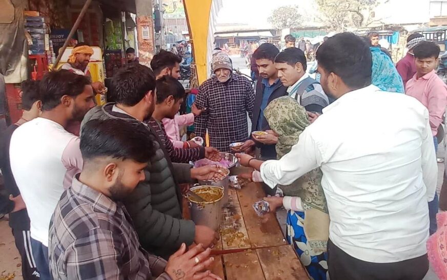 हसायन : कस्बा-देहात में मकर संक्रांति पर हुआ प्रसाद वितरण