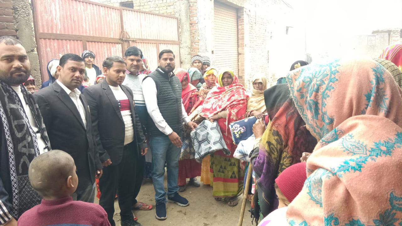 हसायन : गांव खिटौली में बसपा सुप्रीमो के जन्मदिन पर वितरित किए कंबल