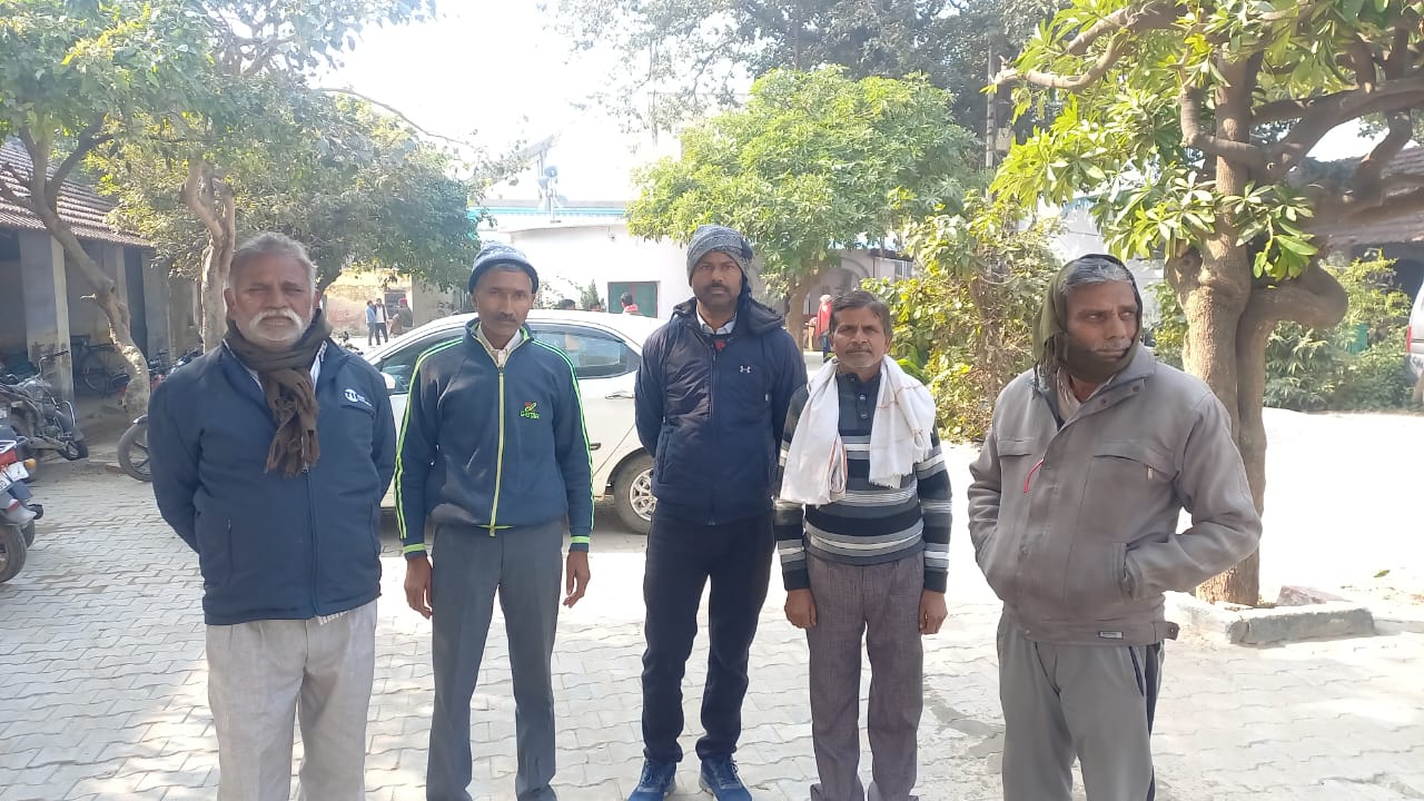 हसायन : खेतों में होकर जेसीबी निकालने पर किसानों ने किया विरोध, संचालक पर मारपीट का आरोप