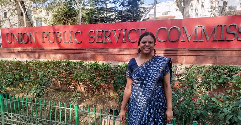 हाथरस की बिटिया शिवानी आर्य बनीं भारतीय सूचना सेवा की राजपत्रित अधिकारी, जनपद में खुशी की लहर, युवाओं के लिए बनीं प्रेरणा