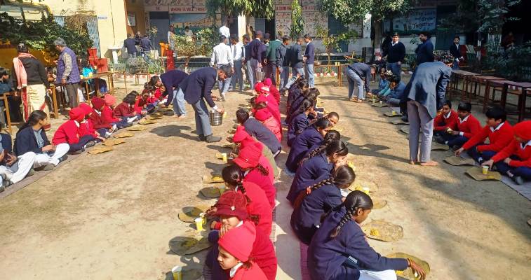 सरस्वती विद्या मन्दिर इंटर कॉलेज में खिचड़ी सहभोज एवं सांस्कृतिक कार्यक्रम का हुआ आयोजन