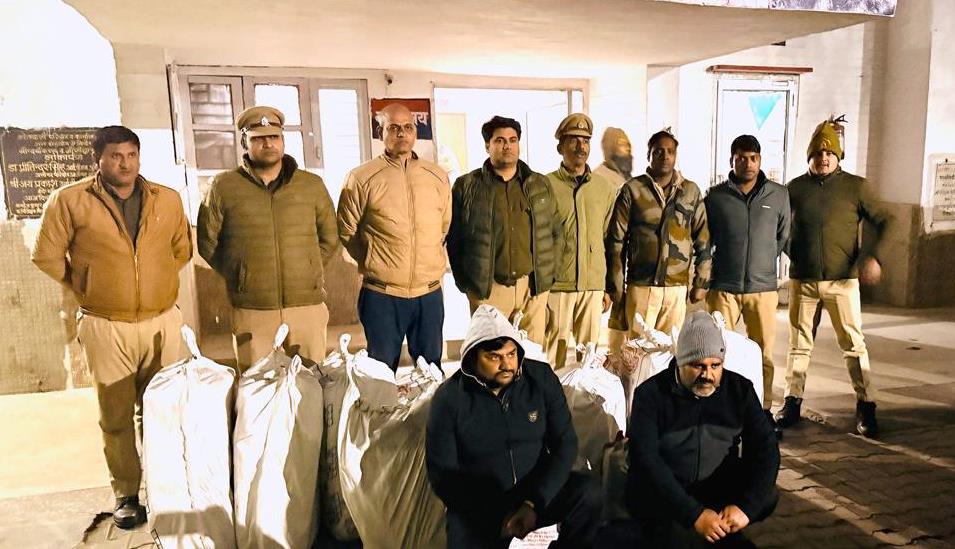 सिकंदराराऊ में आबकारी विभाग और पुलिस की छापेमारी में 408 लीटर शराब जब्त, ढाबा संचालक सहित दो गिरफ्तार