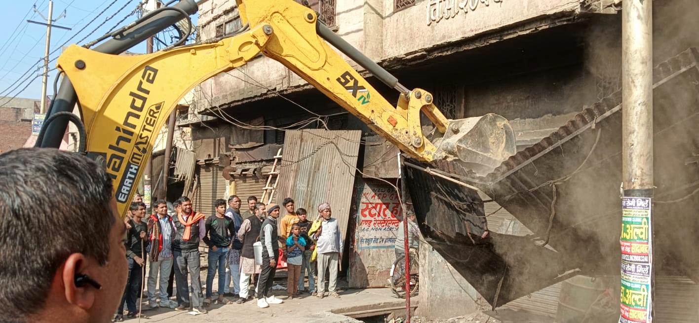 जेसीबी से भट्टियां, टीन शेड और काउंटर हटाए, नगर पालिका टीम ने फुटपाथ पर रखा सामान जब्त कर जुर्माना वसूला, दुकानदारों में अफरा-तफरी