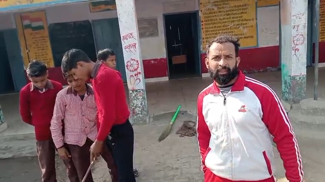 हसायन : शीतकालीन अवकाश के बाद पहले दिन स्कूल नहीं पहुंचे शिक्षक, बच्चों को करना पड़ा इंतजार, ग्रामीणों ने जताई नाराजगी