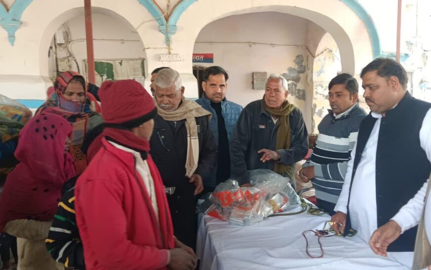 हसायन : कोतवाली परिसर में इत्र व्यापारी ने ग्राम प्रहरियों को वितरित किए कंबल