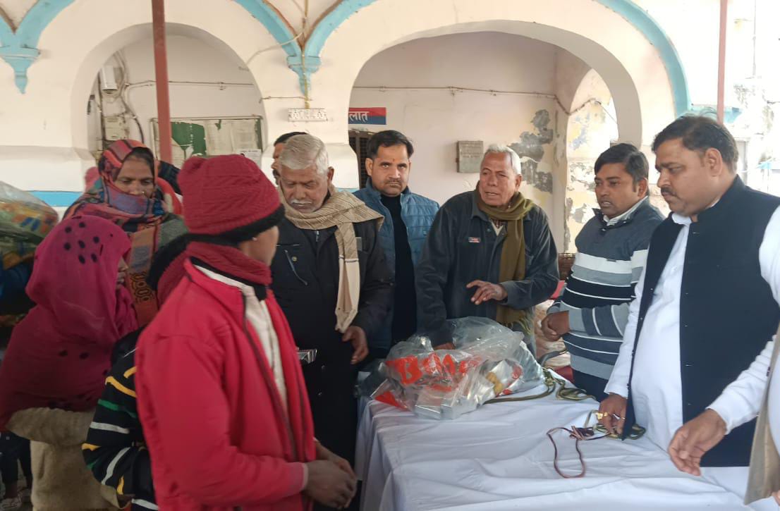 हसायन : कोतवाली परिसर में इत्र व्यापारी ने ग्राम प्रहरियों को वितरित किए कंबल