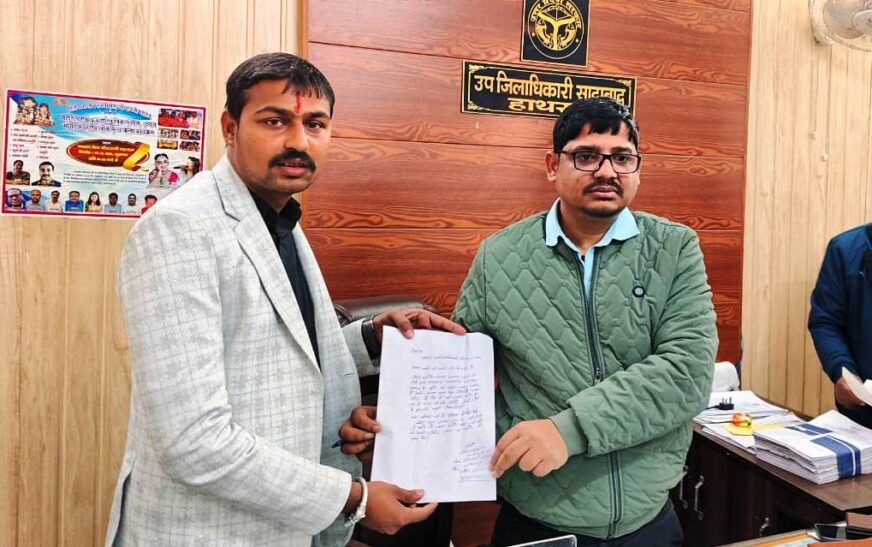 सादाबाद : गांव में भी बंदरों के आतंक से ग्रामीण त्रस्त, गौसेवक ने समाधान के लिए एसडीएम को सौंपा ज्ञापन