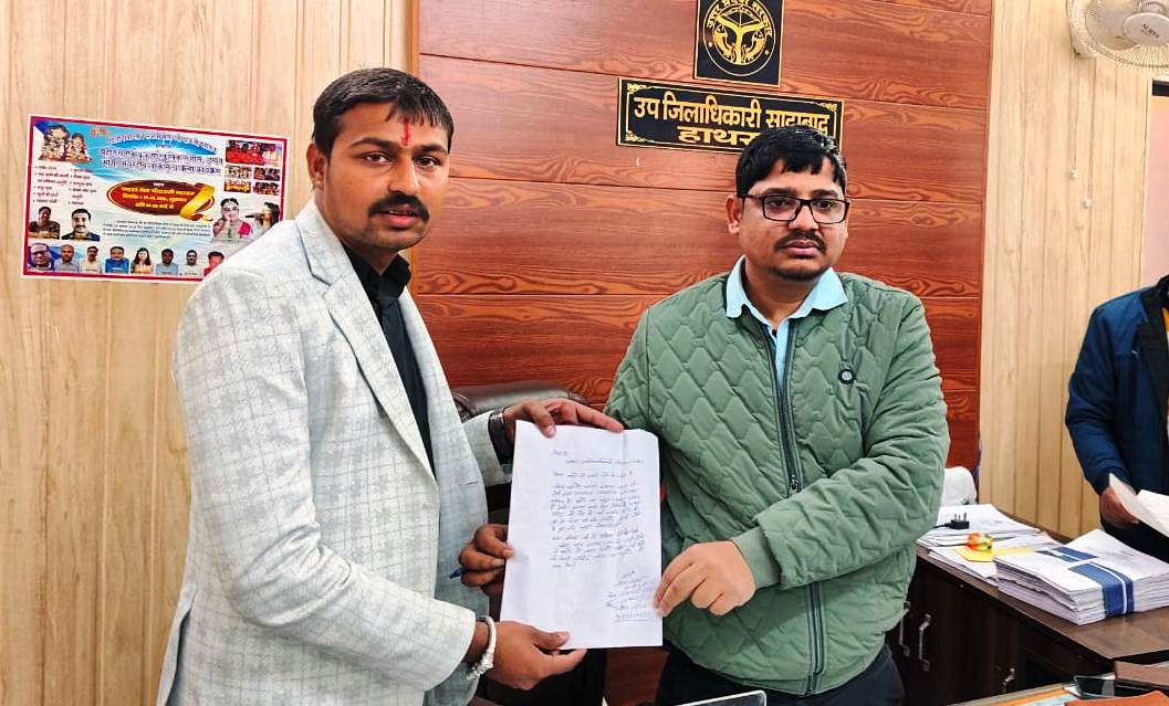 सादाबाद : गांव में भी बंदरों के आतंक से ग्रामीण त्रस्त, गौसेवक ने समाधान के लिए एसडीएम को सौंपा ज्ञापन