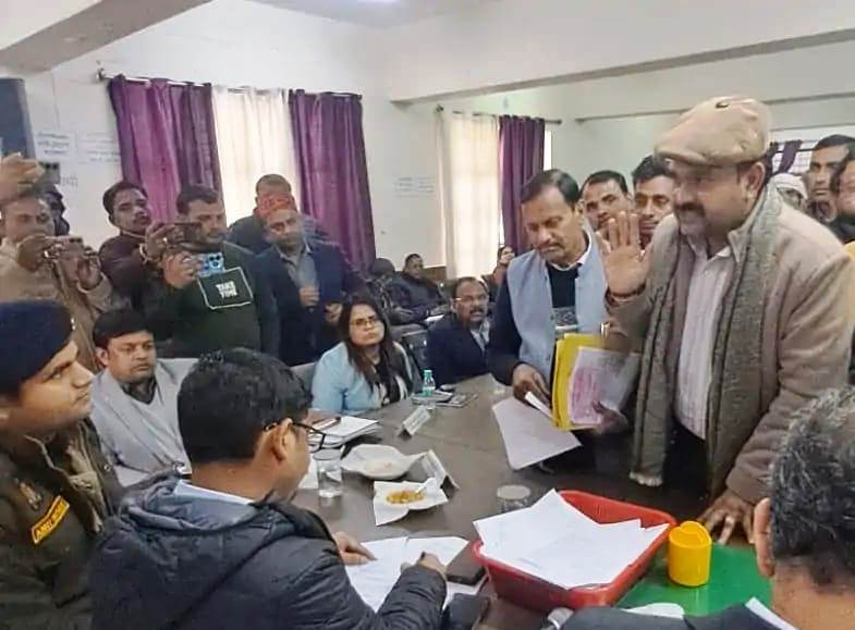 सादाबाद में आगरा-अलीगढ़ हाईवे पर डिवाइडर कट बंद होने का व्यापारियों ने किया विरोध, एसडीएम से मिले बसपा नेता डॉ. अविन शर्मा