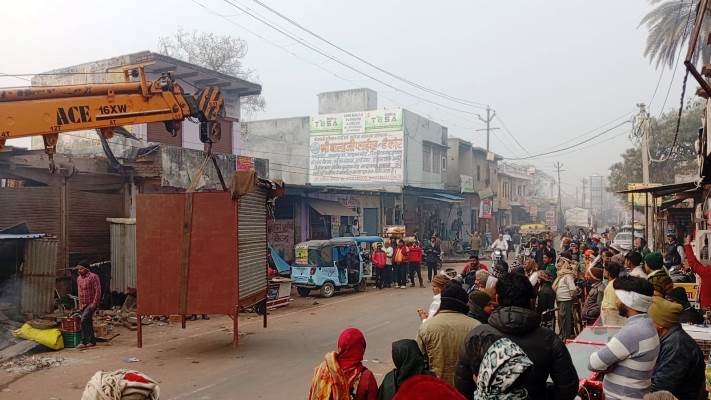सादाबाद : ‘हल्के’ दुकानदारों के लिए ‘भारी’ पड़ा अतिक्रमण अभियान, हाईवे किनारे से लकड़ी की कई दुकानों को जेसीबी की मदद से हटाया