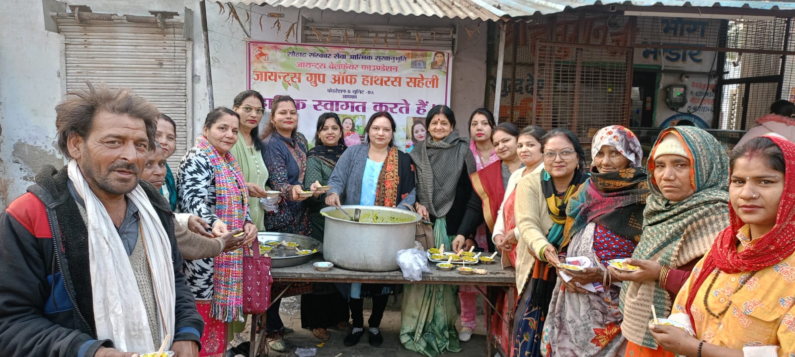 जायंट्स ग्रुप ऑफ हाथरस सहेली ने जरूरतमंदों को खिचड़ी और चाय-बिस्किट वितरित किए