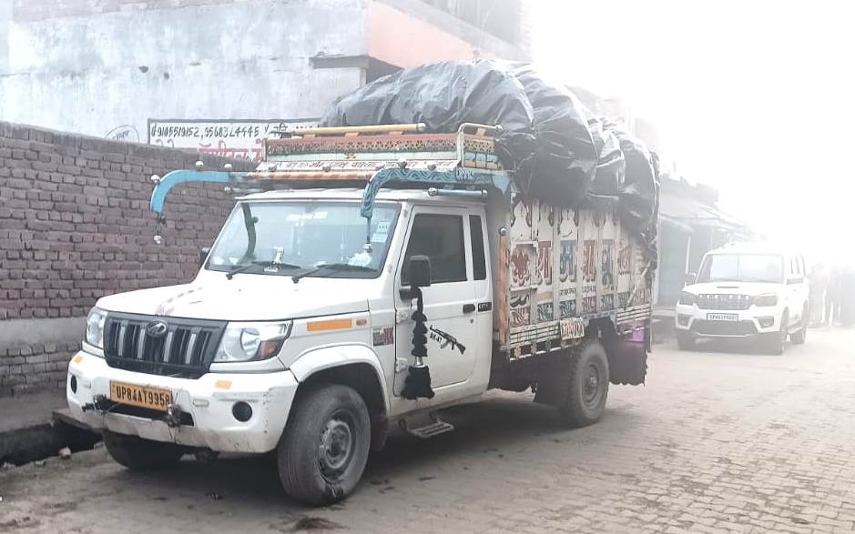 हसायन में वन विभाग ने पकड़ी अवैध खस की जड़, इत्र कारोबारियों में मचा हड़कंप