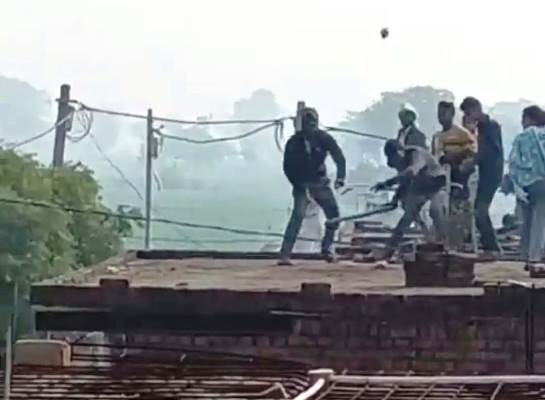मकान निर्माण को लेकर दो पक्षों में पथराव, पुलिस से धक्का-मुक्की, दो महिलाओं समेत तीन जेल भेजे, अन्य आरोपियों की तलाश जारी