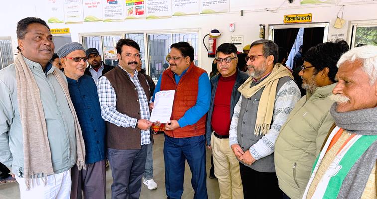 वाराणसी के मणिकर्णिका घाट ध्वस्तीकरण पर कांग्रेस का हाथरस में प्रदर्शन, ओसी कलेक्ट्रेट को ज्ञापन सौंपकर निष्पक्ष जांच की मांग, जमकर नारेबाजी की