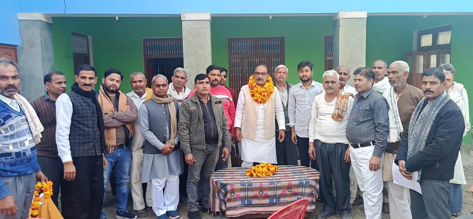 सिकंदराराऊ में ट्रामा सेंटर संचालन की मांग को लेकर हस्ताक्षर अभियान तीसरे दिन भी जारी, सपा नेता ने जुटाया जनसमर्थन