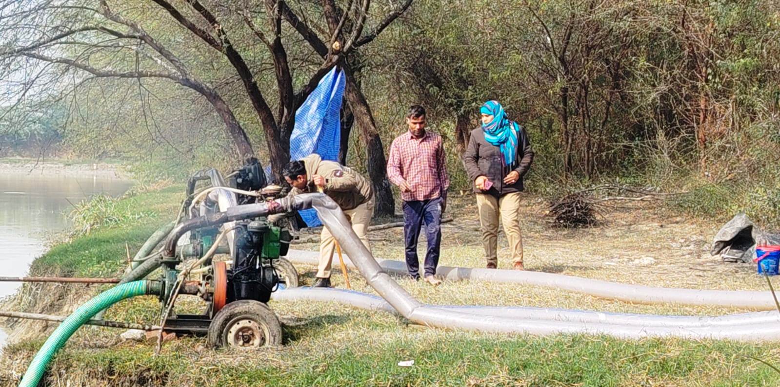 हसायन : पोखर से पानी निकाल कर मछली पकडने की जानकारी मिलते ही पहुंचे वन कर्मी