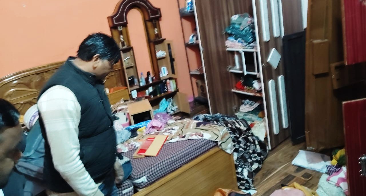 बंद मकान को बदमाशों ने बनाया निशाना, मकान से नकदी और जेवरात लेकर हुए फरार