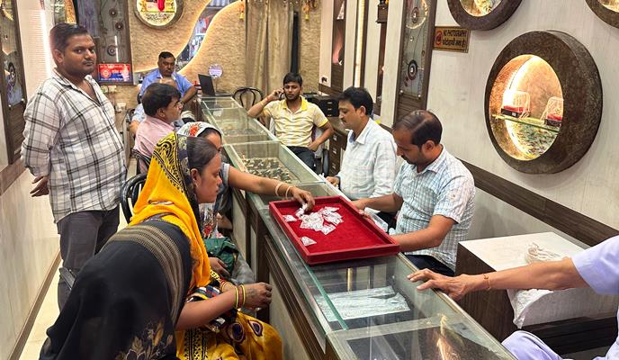 चांदी की कीमतों ने  रचा नया इतिहास, पहली बार चांदी की कीमत तीन लाख रूपर प्रति किलो के पार