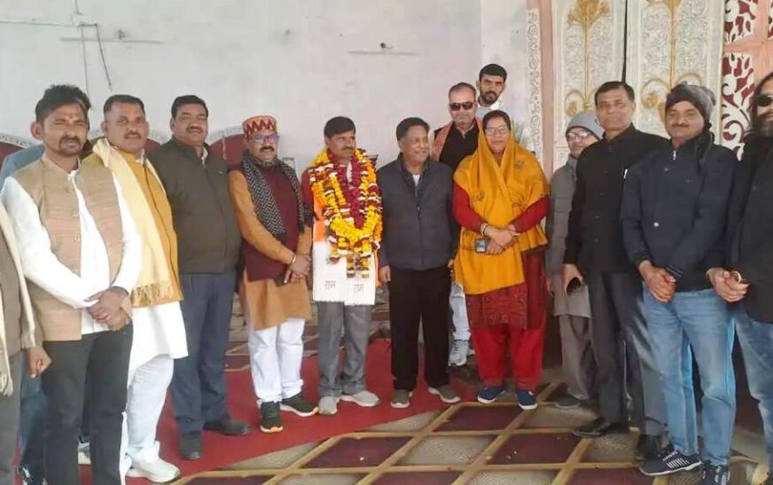 सादाबाद में भूमि विकास बैंक के अध्यक्ष बने तेजवीर सिंह, एकल नामांकन के चलते भाजपा के तेजवीर निर्विरोध निर्वाचित