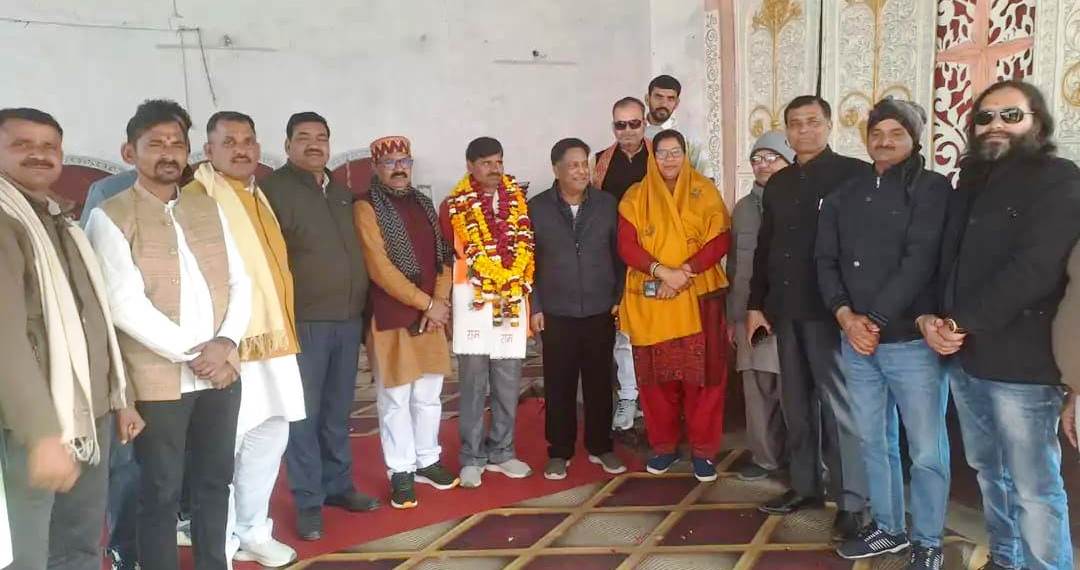 सादाबाद में भूमि विकास बैंक के अध्यक्ष बने तेजवीर सिंह, एकल नामांकन के चलते भाजपा के तेजवीर निर्विरोध निर्वाचित