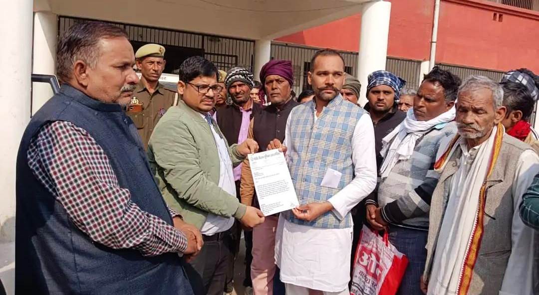 सादाबाद : एनएचएआई पर किसानों की फसल नष्ट करने का आरोप, भारतीय किसान यूनियन ने एसडीएम को सौंपा ज्ञापन