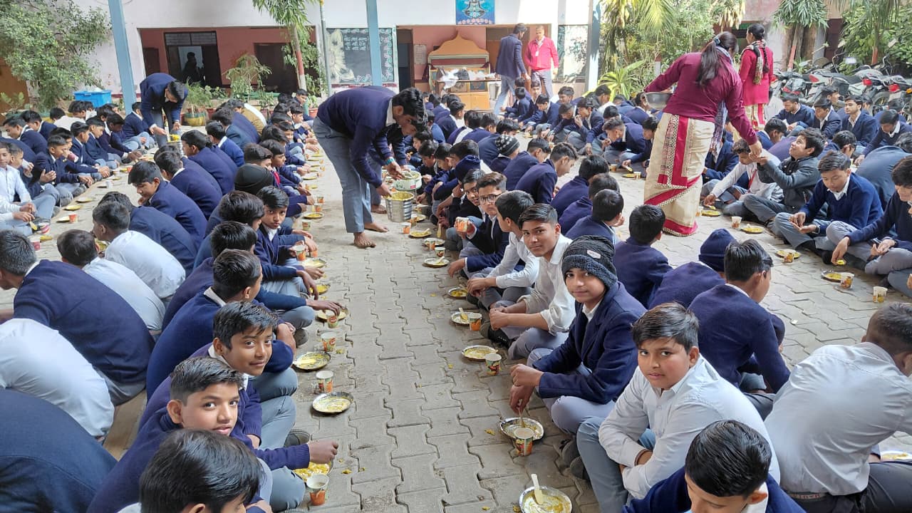 सिकंदराराऊ : सरस्वती विद्या मंदिर इंटर कॉलेज में ‘खिचड़ी उत्सव’ का हुआ आयोजन