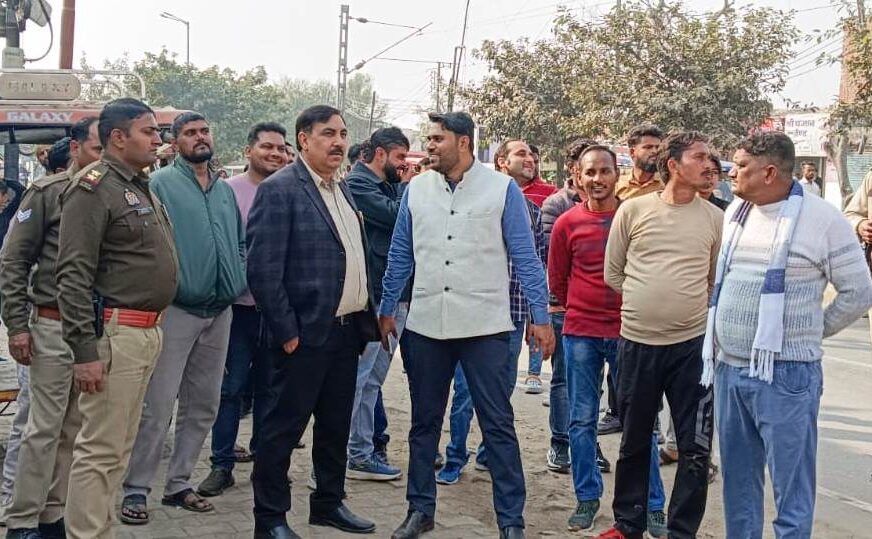 हाथरस में नगर पालिका ने अतिक्रमण अभियान चलाकर दुकानदारों को चेताया, हॉस्पिटल के सामने अवैध पार्किंग पर प्रशासन ने अपनाया सख्त रुख