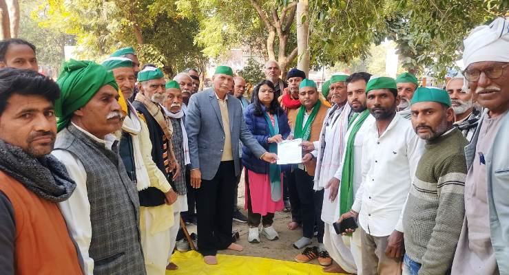 ट्यूबवेल के लिए रात में बिजली नहीं मिलने से किसान परेशान, कलेक्ट्रेट में भारतीय किसान यूनियन ने किया प्रदर्शन, सौंपा ज्ञापन